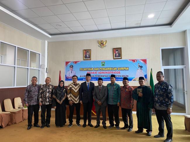 PELANTIKAN SEKRETARIS DINAS PERPUSTAKAAN DAN KEARSIPAN DI LINGKUNGAN PEMERINTAH  KABUPATEN SOLOK