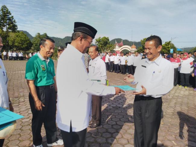 BUPATI SOLOK BERIKAN PIAGAM PENGHARGAAN KEPADA SKPD  PENGELOLA KEARSIPAN TERBAIK